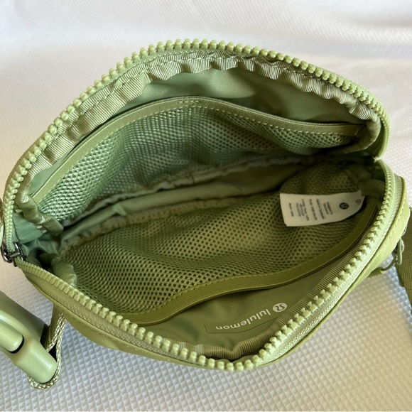 Lululemon Belt Bag 1L Edamame Green - Picture 6 of 12